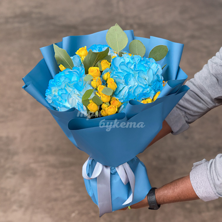 Букет голубых гортензий с желтыми розами (в руках)