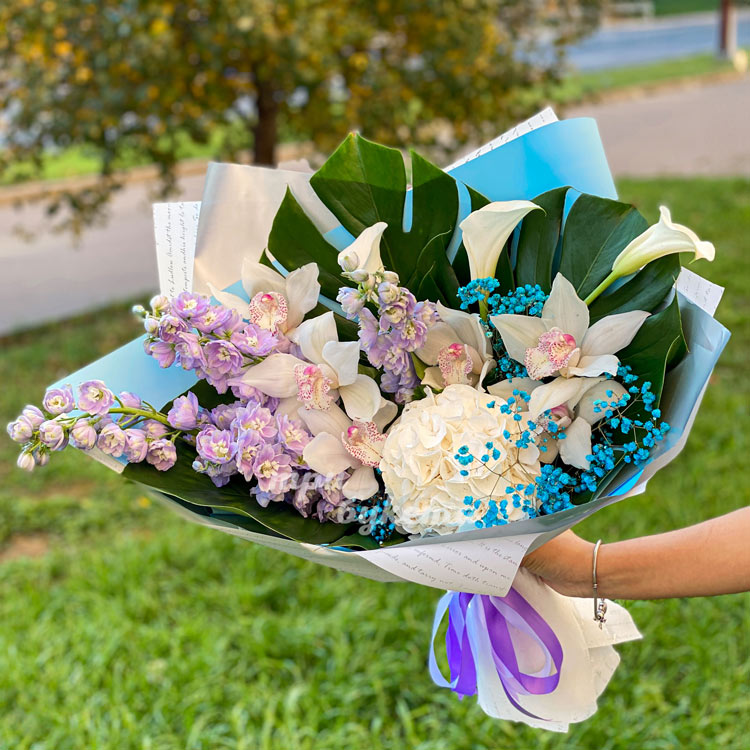 Букет из орхидей, гортензии и дельфиниума (крупный план)