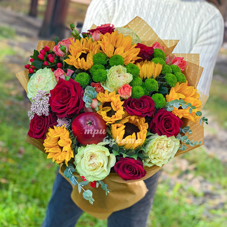 Букет из подсолнухов и роз с яблоком (крупный план)