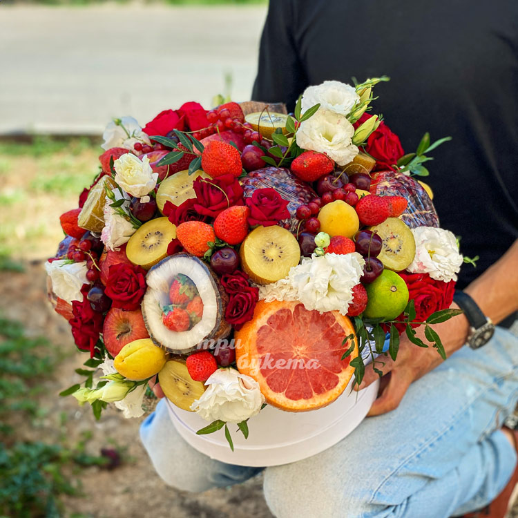 Коробка с фруктами, клубникой и цветами (на коленях)