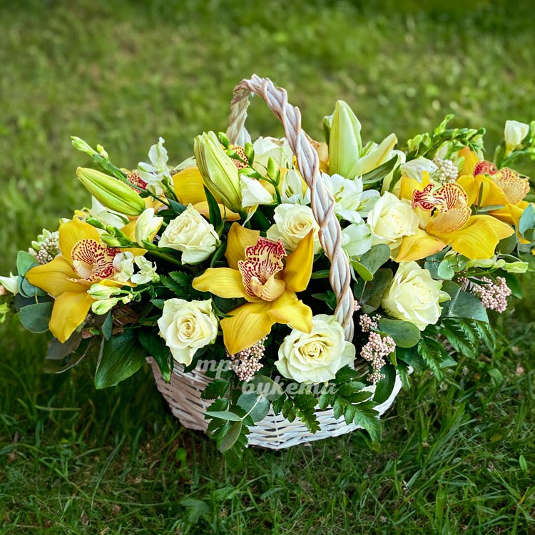 Корзиная белых роз с желтыми орхидеями (крупный план)