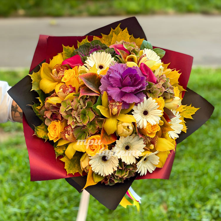 Осенний букет из гербер и орхидей (вид сверху)