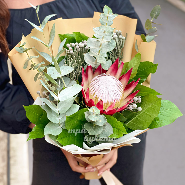 Протея с эвкалиптом и брунией в букете (крупный план)