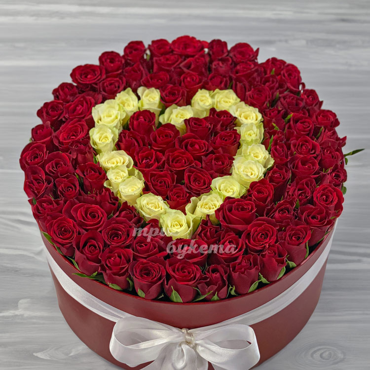 Сердце из 101 красной и белой розы (крупный план)