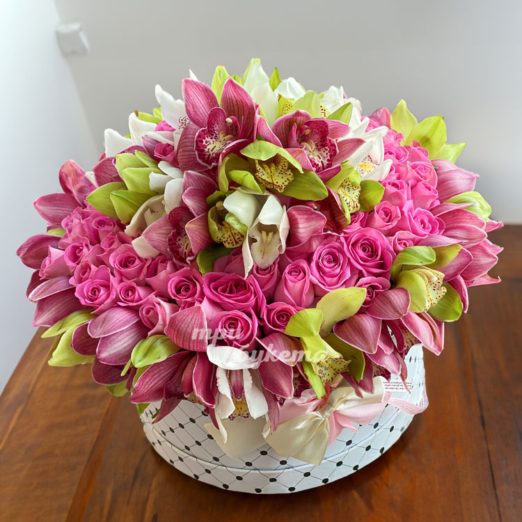 Шляпная коробка с орхидеями и розами (на столе)