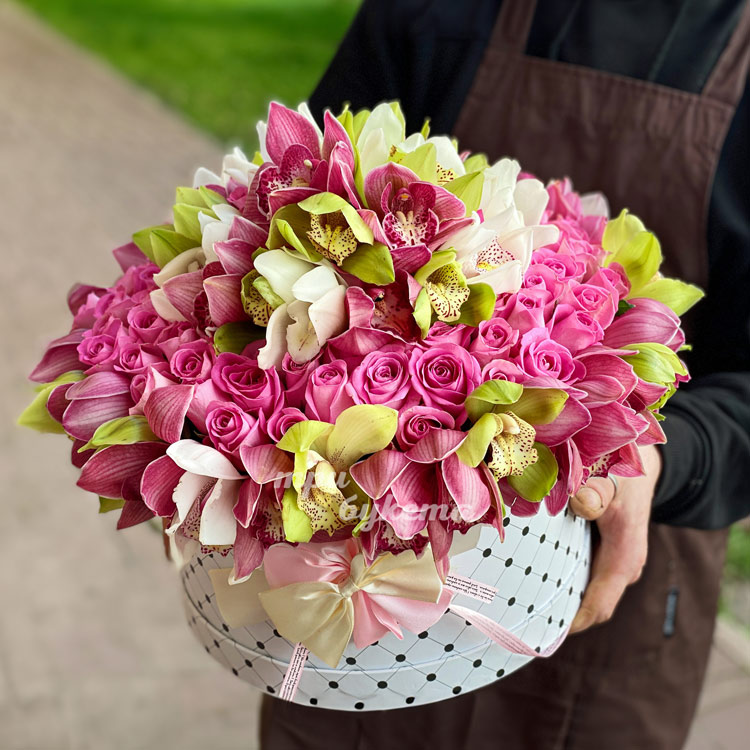 Шляпная коробка с орхидеями и розами (в руках флориста)