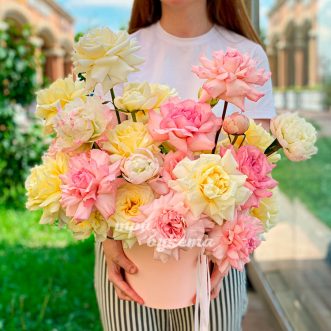 Коробка кремовых и розовых роз и пионов Коробка кремовых и розовых роз и пионов