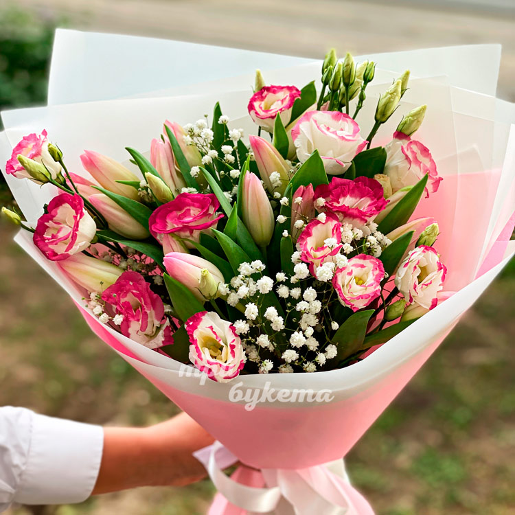 Розовый букет из тюльпанов и эустом (крупный план)