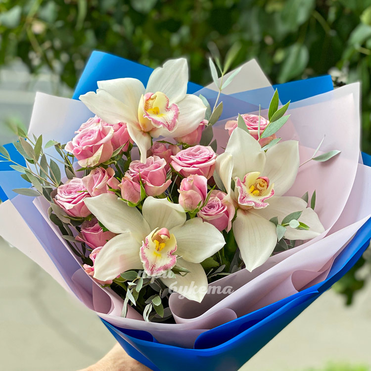 Букет белых орхидей и розовых куст. роз (крупный план)