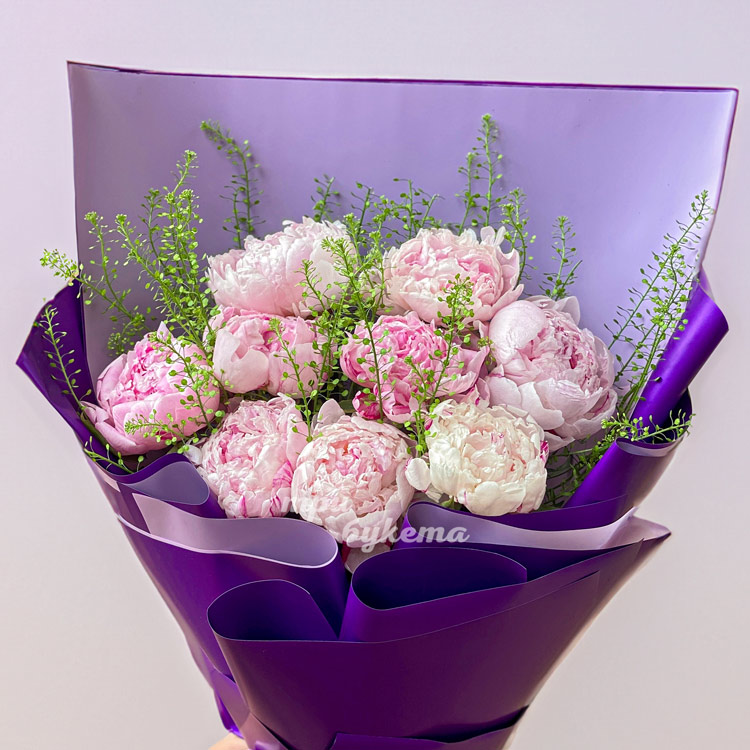 Букет розовых пионов с зеленью тласпи (крупный план)