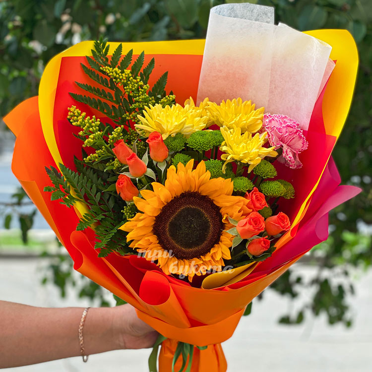 Оранжевый букет с подсолнухом и хризантемами (крупный план)