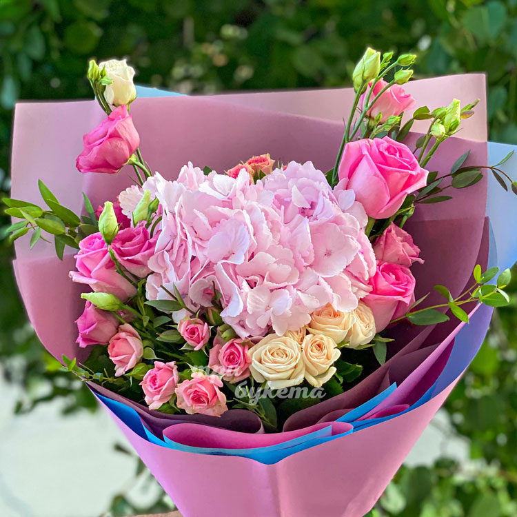 Розовый букет из гортензии, роз и эустом (крупный план)