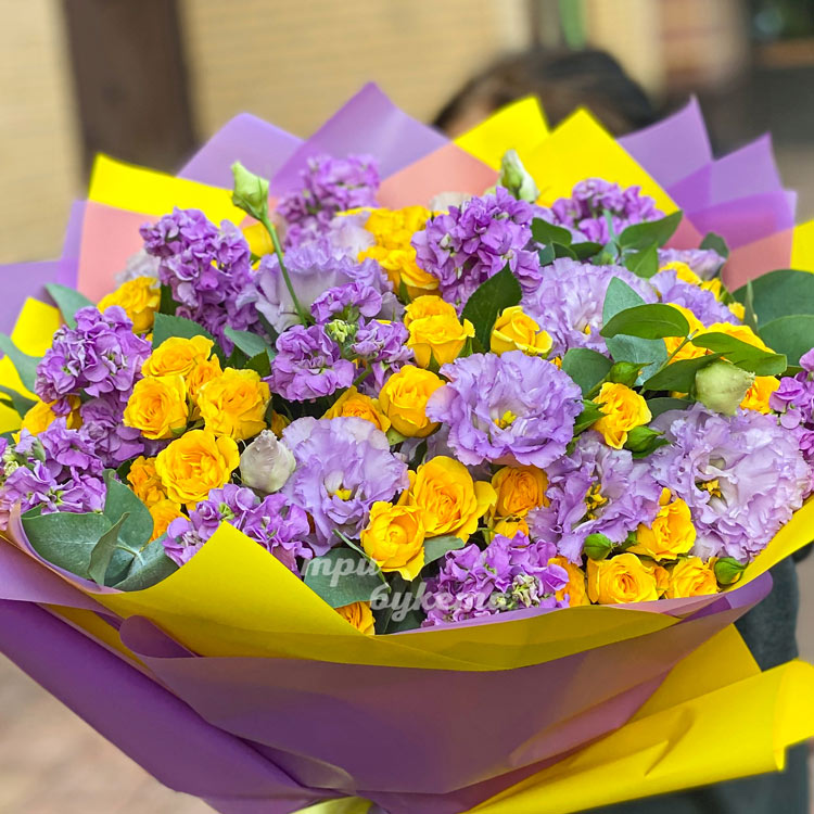 Сиреневые маттиолы и желтые куст. розы (крупный план)