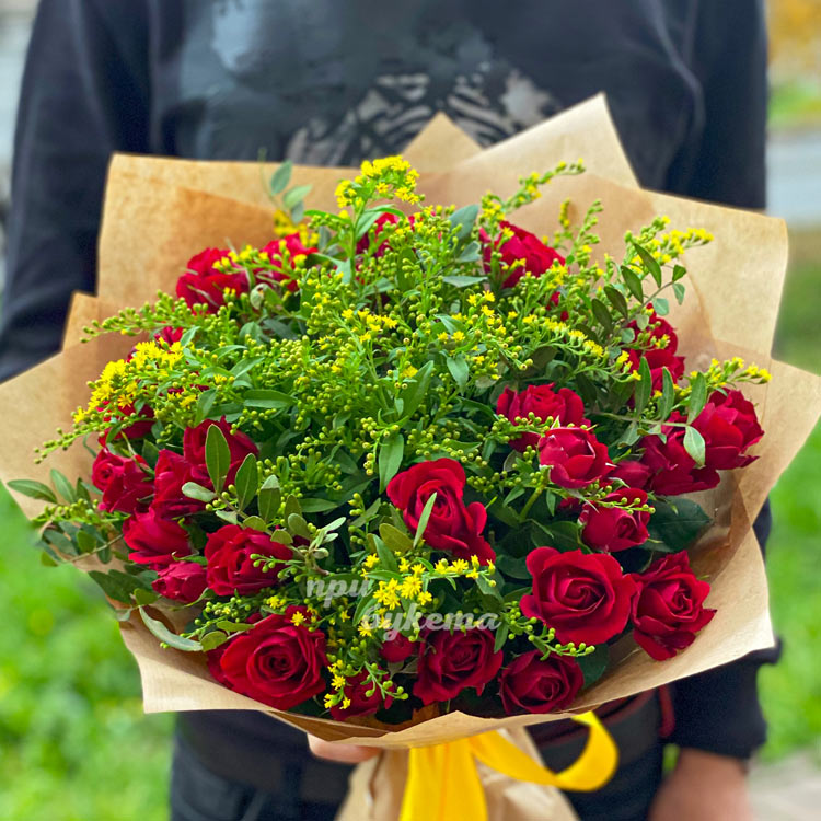 Букет красных кустовых роз с зеленью (вид сверху)