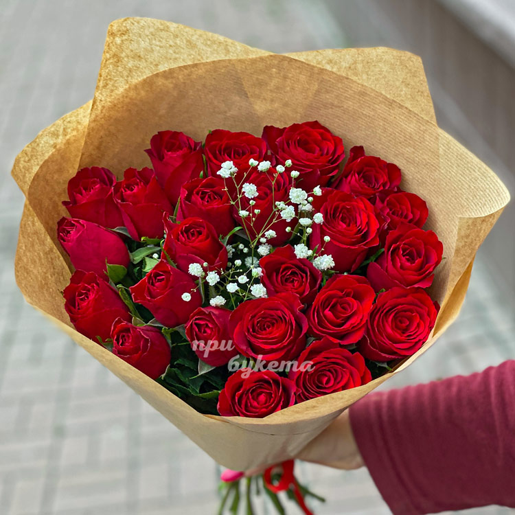 Букет красных роз с белой гипсофилой (крупный план)