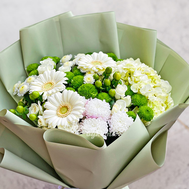 Букет с белыми герберами и гортензией (крупный план)