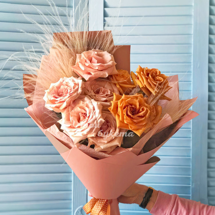 Эквадорские розы и ковыль в букете (на голубом фоне)