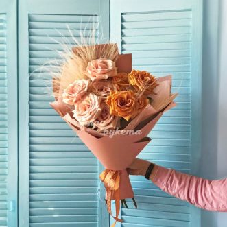 Эквадорские розы и ковыль в букете Эквадорские розы и ковыль в букете