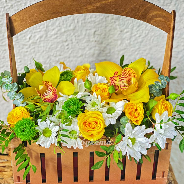 Хризантемы и желтые орхидеи в ящичке (крупный план)