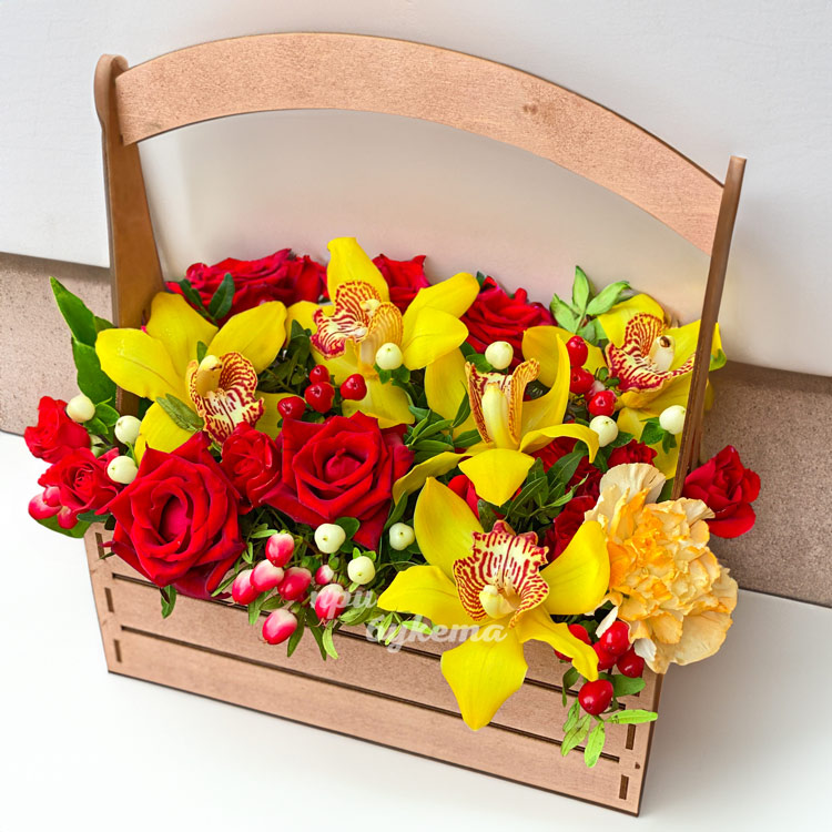 Красные розы и желтые орхидеи в ящичке (вид сбоку)
