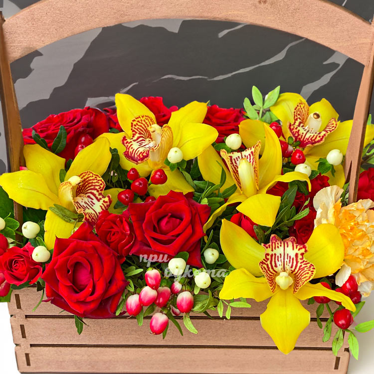 Красные розы и желтые орхидеи в ящичке (крупный план)