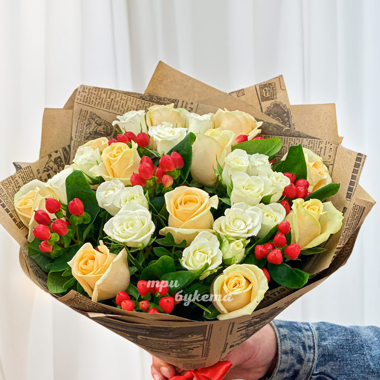 Букет кремовых и белых роз в крафте (крупный план)