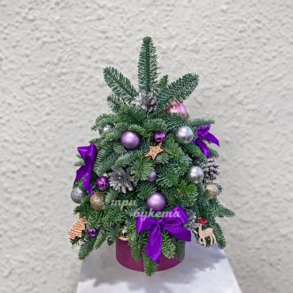 Елочка настольная с бантами и игрушками Елочка настольная с бантами и игрушками