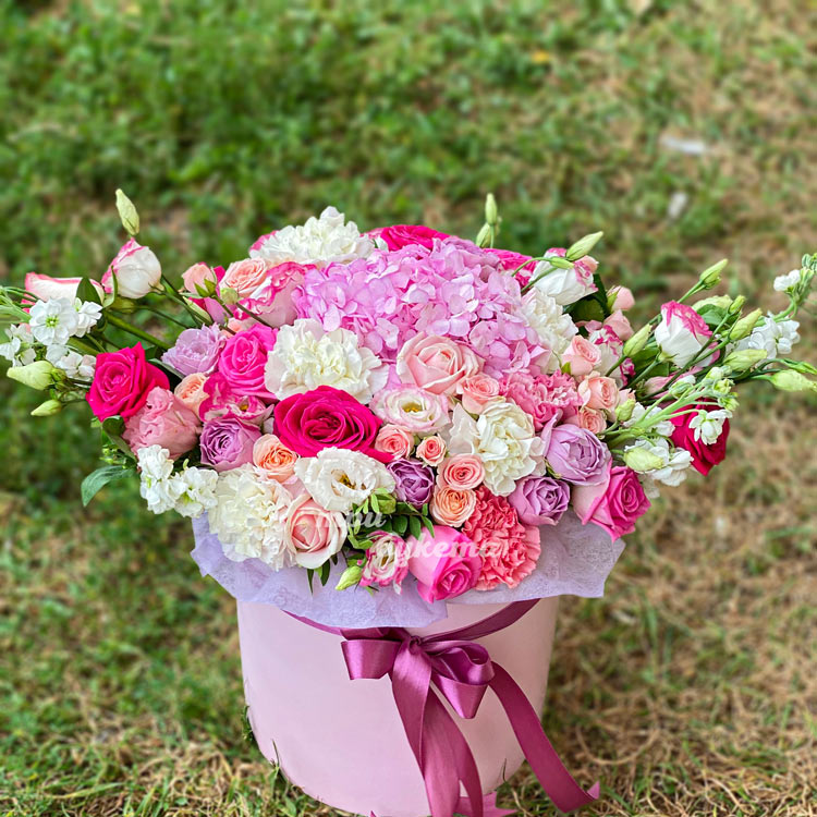 Композиция ярких цветов в шляпной коробке (вид сверху)