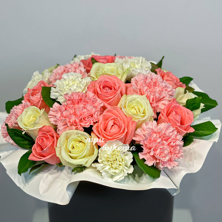 Коробка белых и персиковых гвоздик и роз (крупный план)