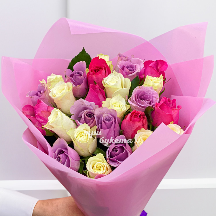 Розовый букет из 27 разноцветных роз (крупный план)
