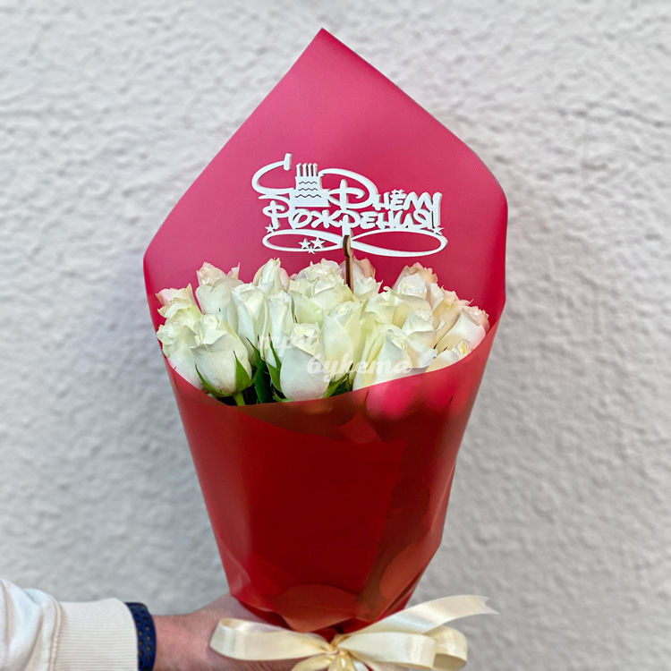 Букет 21 белая роза на день рождения (крупный план)