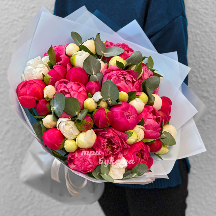 Букет из 51 розового и белого пиона (вид сверху)