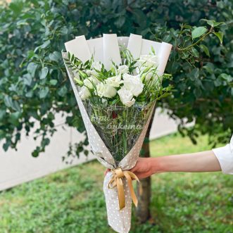 Букет из белых эустом и фисташки Букет из белых эустом и фисташки