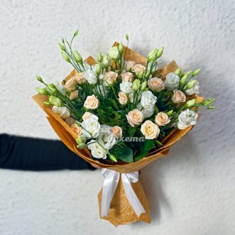 Букет кремовых роз и белых эустом Букет кремовых роз и белых эустом