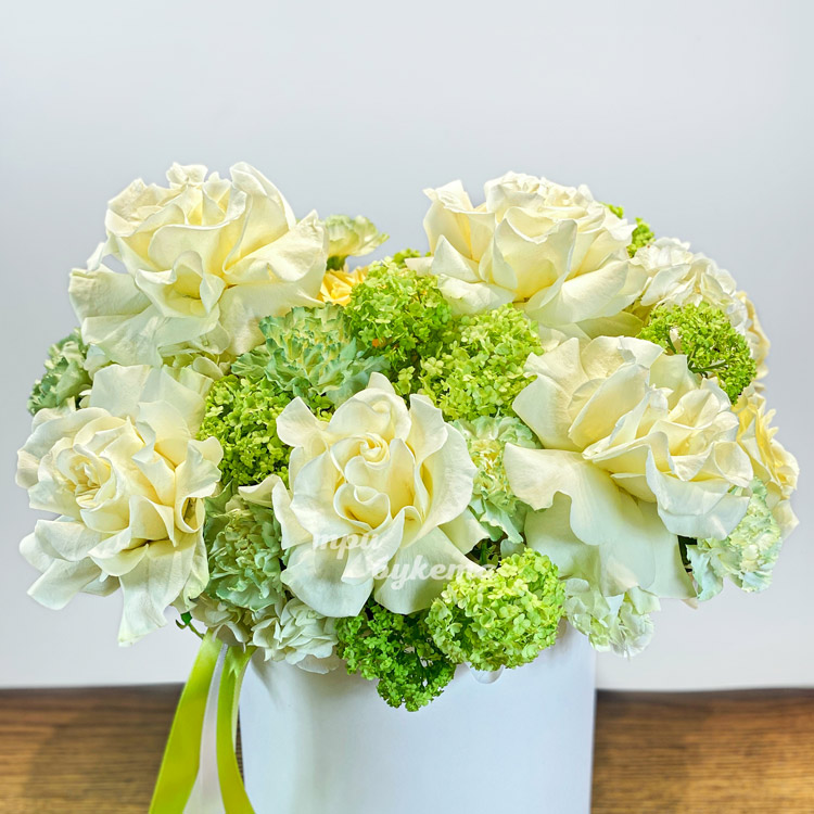 Коробка зеленых гвоздик, роз и вибурнума (крупный план)