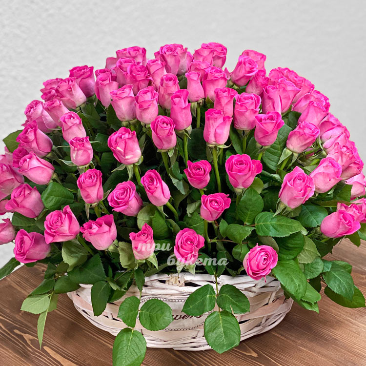 Корзина из 95 розовых роз (крупный план)