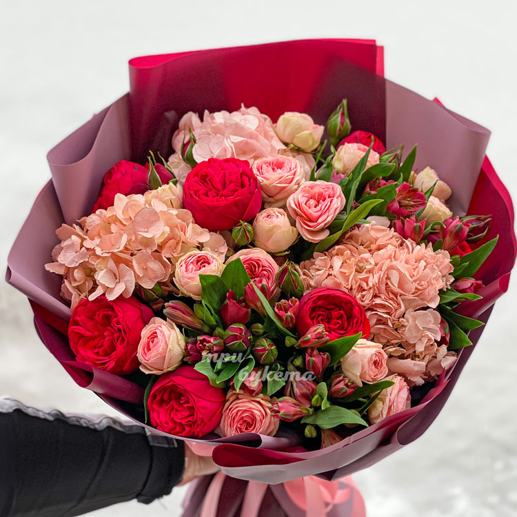 Красный букет пионовидных роз и гортензий (крупный план)