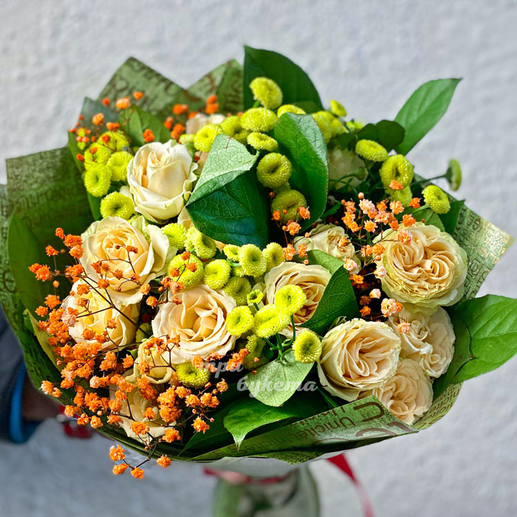 Зеленый букет кустовых роз и хризантем (крупный план)