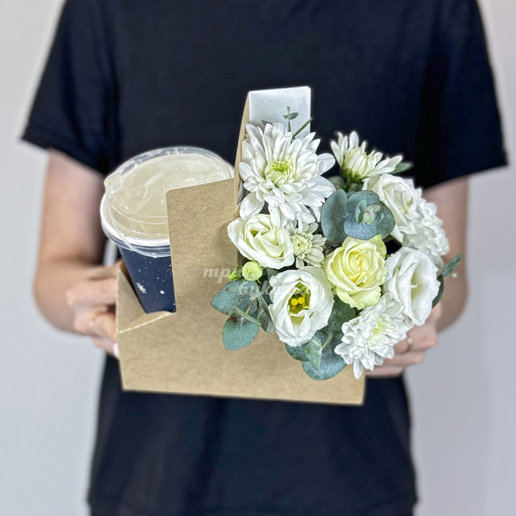 Бокс с кофе и белыми хризантемами (вид сверху)