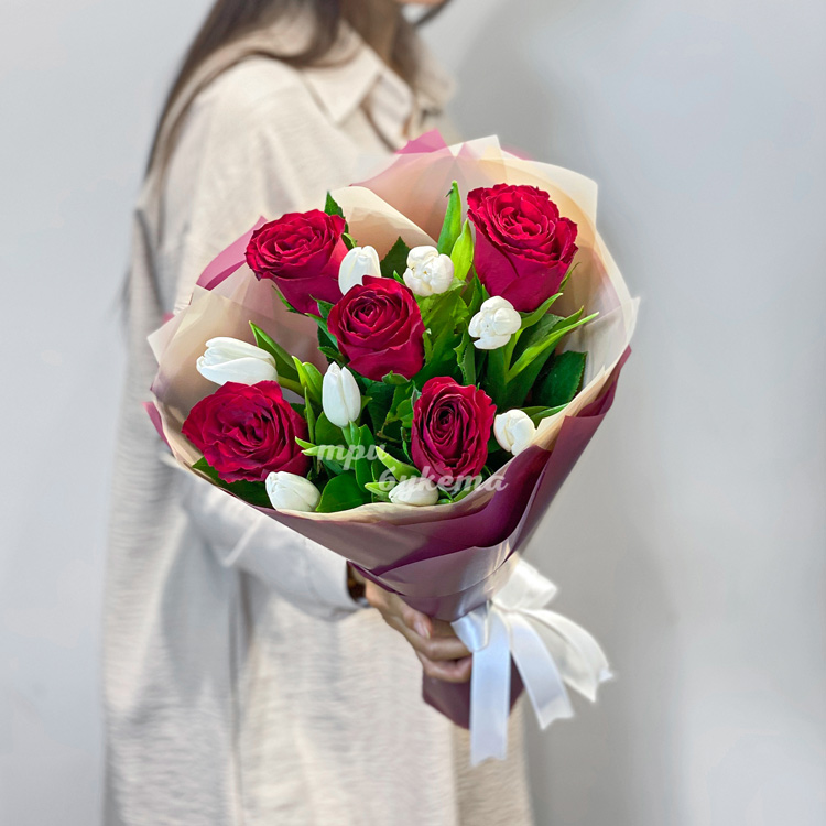 Букет роз и тюльпанов на 8 марта