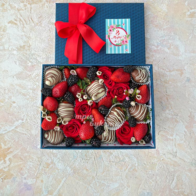 Клубника и розы на 8 марта в коробке