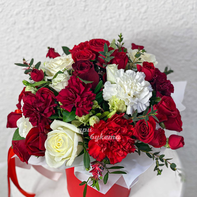 Коробка гвоздик и роз для любимой (крупный план)