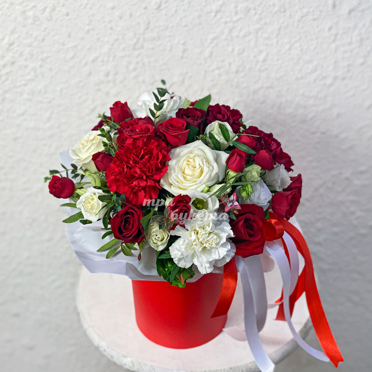 Коробка гвоздик и роз для любимой