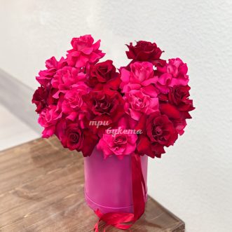 Яркие розы на 8 марта в шляпной коробке