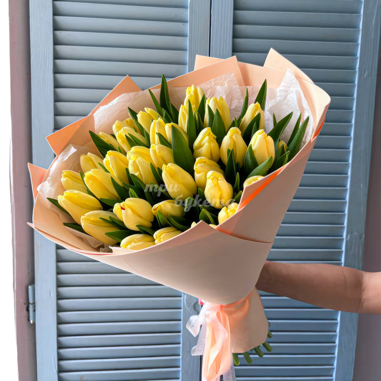 Букет 35 классических желтых тюльпанов (в руке флориста)