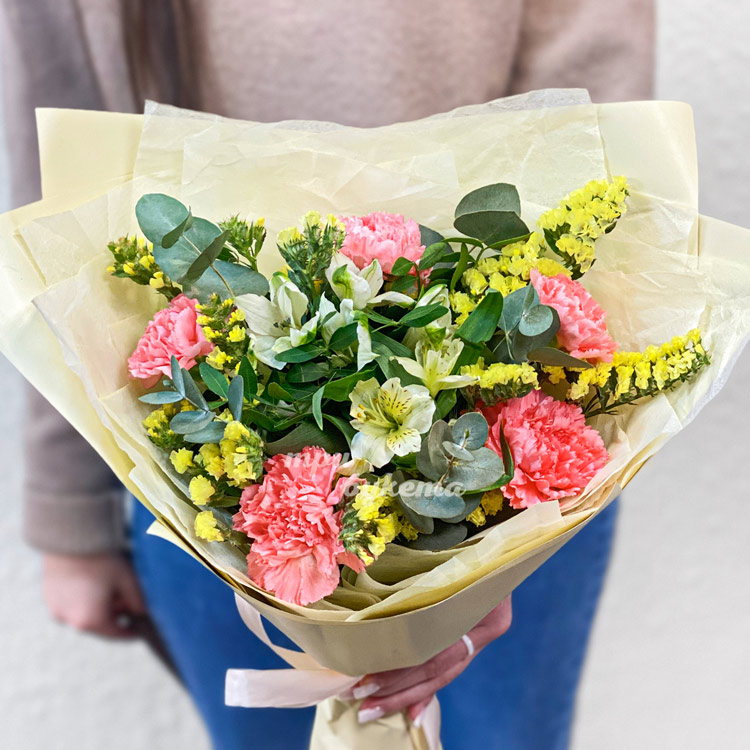 Букет гвоздик, альстромерий и зелени (крупный план)