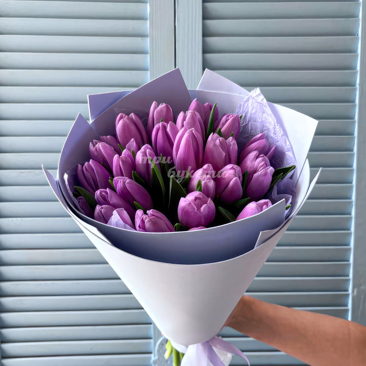 Букет из 25 сиреневых тюльпанов (вид сверху)