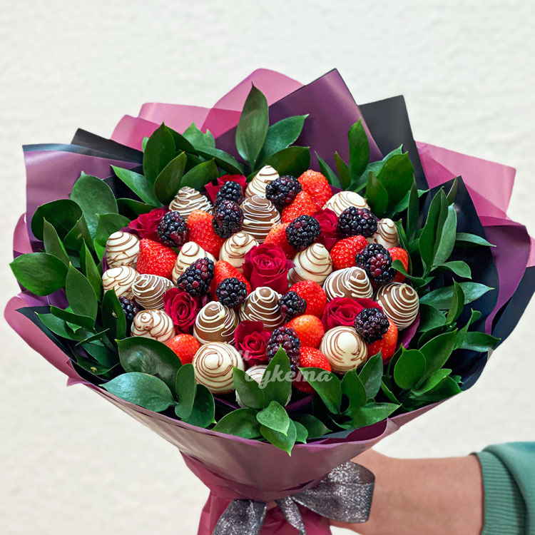 Букет клубники в шоколаде с красными розами (крупный план)
