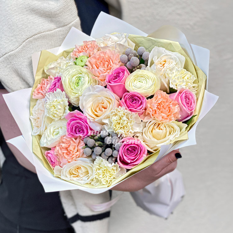 Букет нежных гвоздик и роз с брунией (вид сверху)