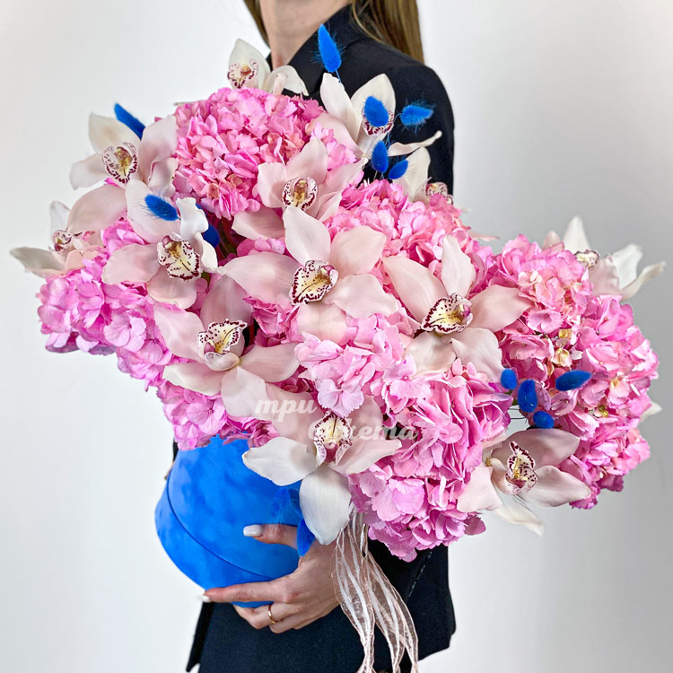 Коробка розовых гортензий и белых орхидей (в руках флориста)